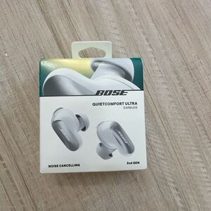Bose QuietComfort Ultra Earbuds in White Smoke